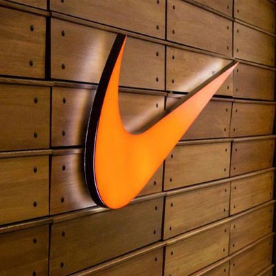 Ongeëvenaard scannen woede Nike aandeel: Analyse van de koers voor het kopen of verkopen